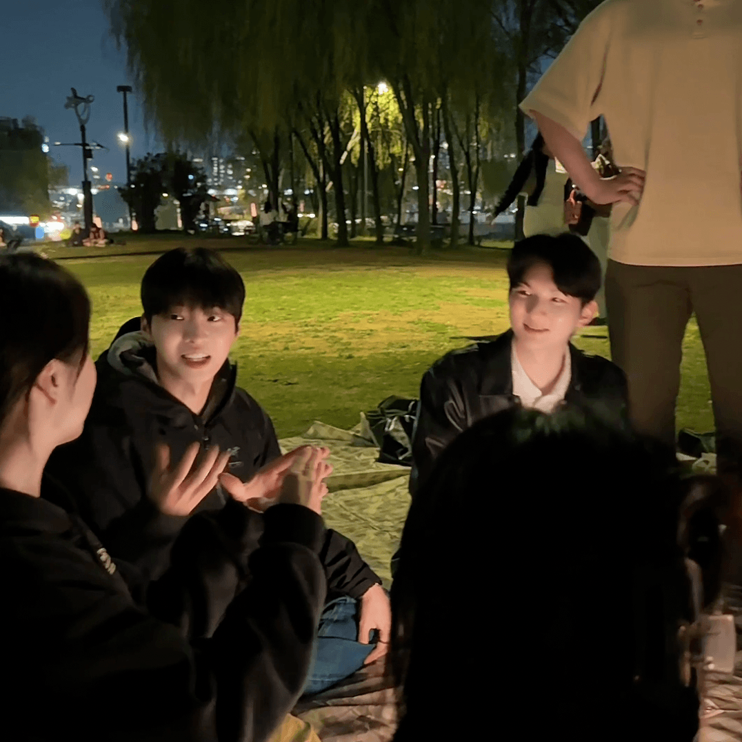 공원에서 함께 대화하는 멤버들의 모습