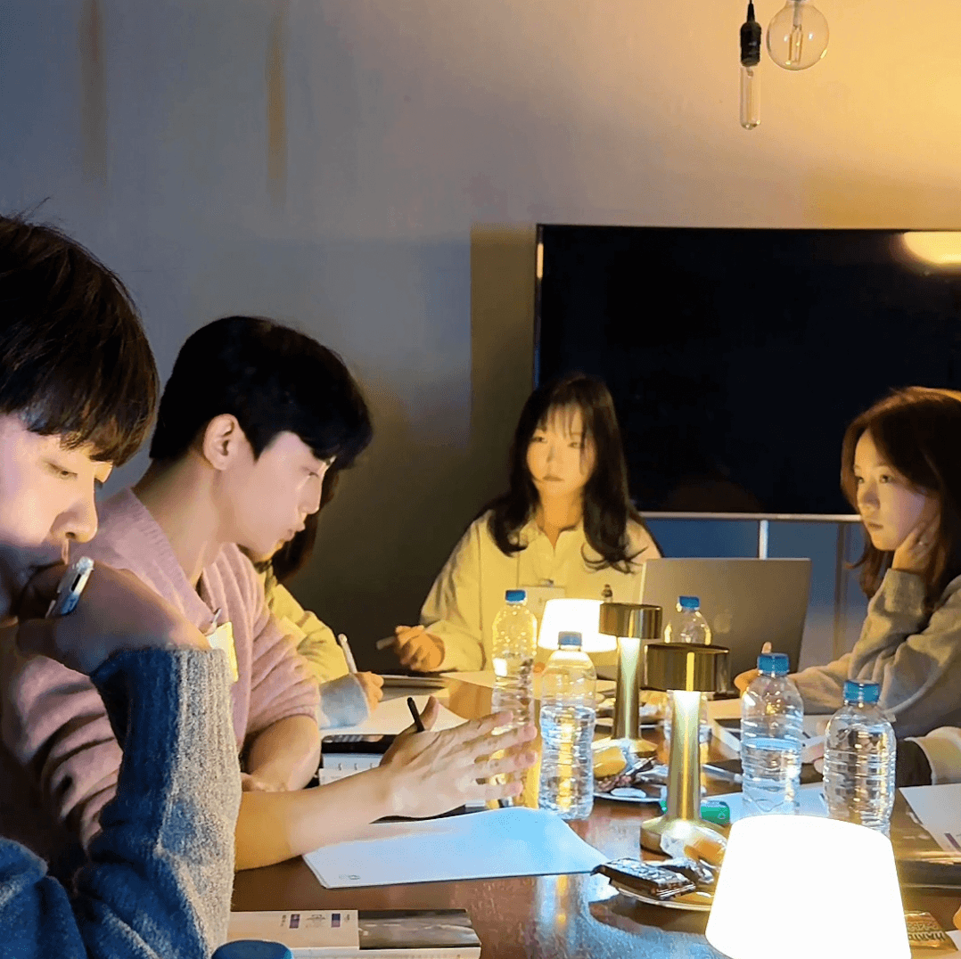 실내에서 진지하게 토론을 이어가는 독서모임 장면