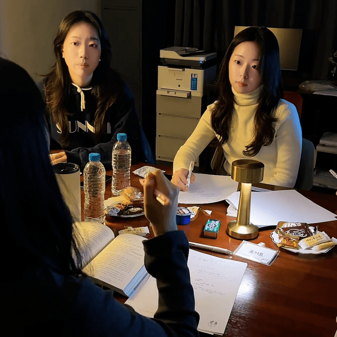 가이드를 중심으로 차분하게 대화를 이어가는 모임 장면