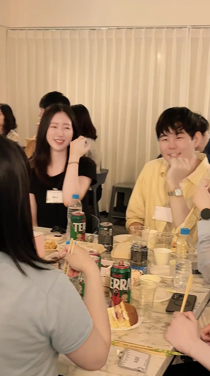 지난 노크노크 파티에서 테이블에 둘러앉아 대화하는 멤버들
