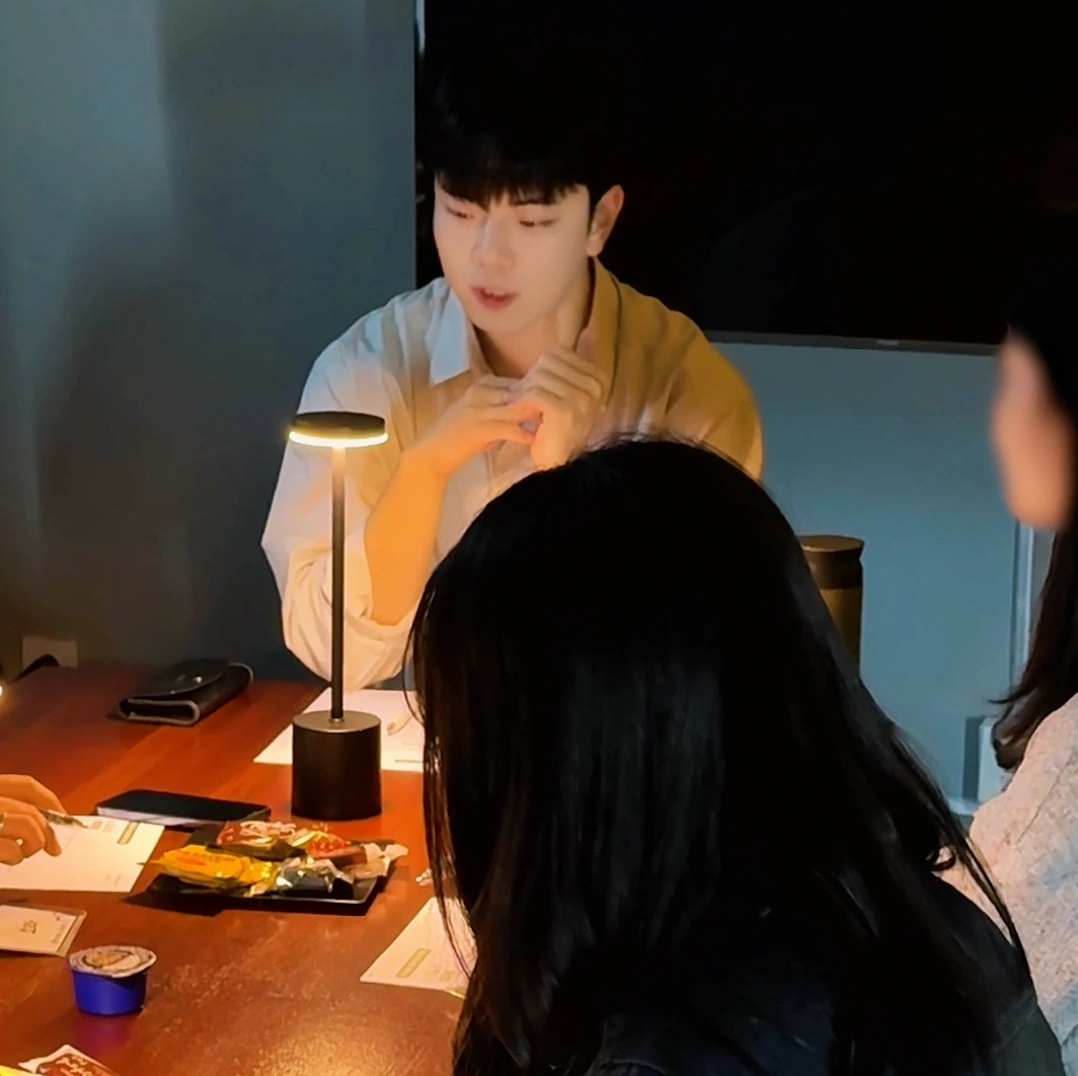 테이블에 둘러앉아 대화하는 노크노크 멤버들의 모습