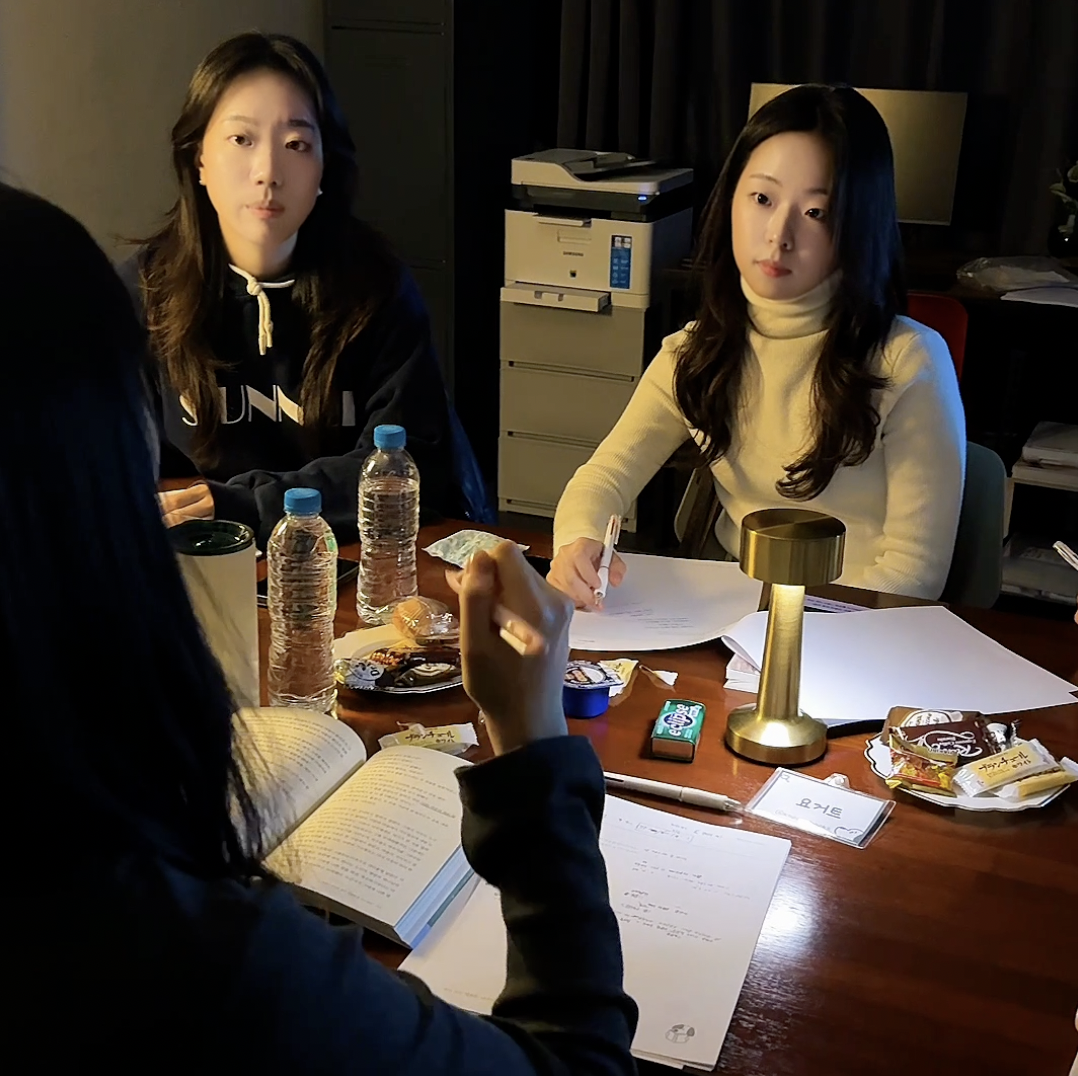 맞은편 사람의 말에 귀 기울이는 노크노크 모임 장면