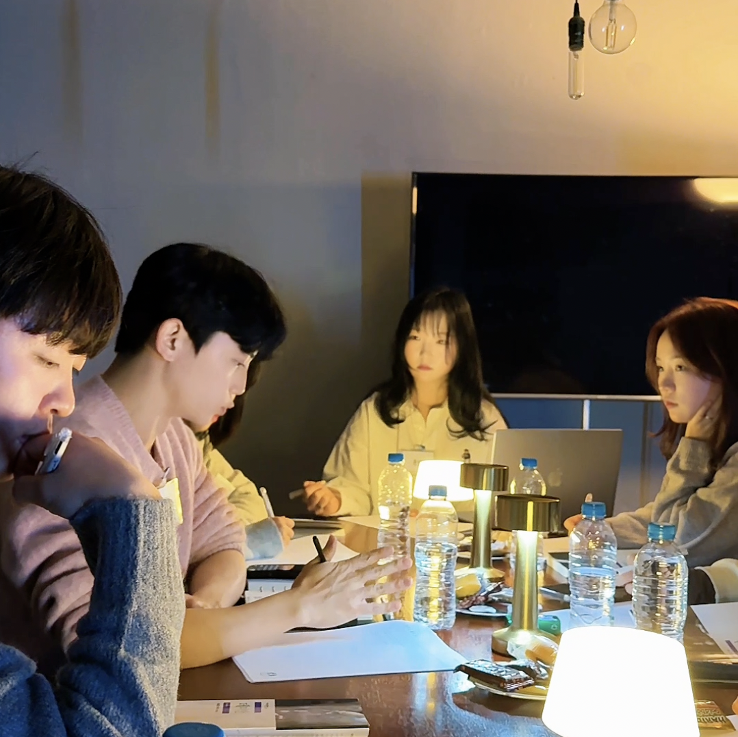 테이블에서 자신의 경험과 생각을 나누는 노크노크의 실제 모임 장면